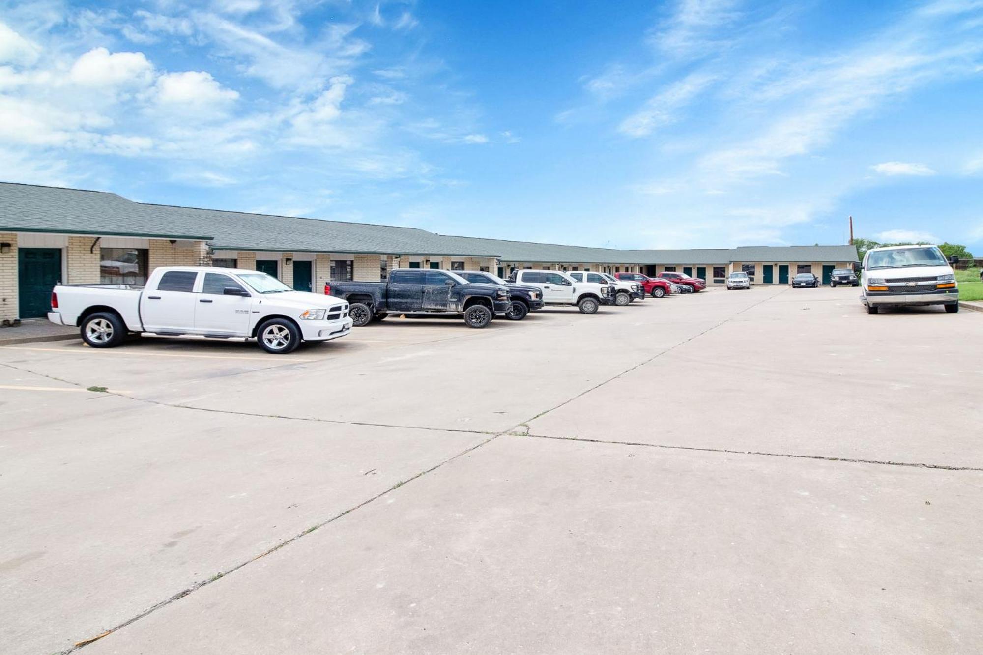 Three Rivers Executive Inn & Suites By Oyo Exterior photo