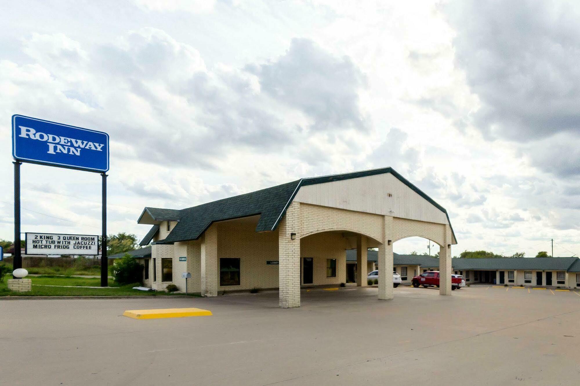 Three Rivers Executive Inn & Suites By Oyo Exterior photo